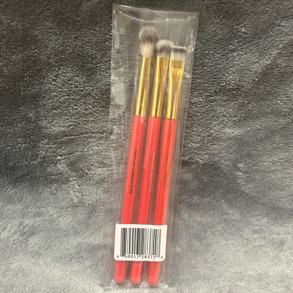 ALAMAR COSMETICS Alamar Essentials Eye Trio Eyeshadow Brushes - Picture 2 of 2